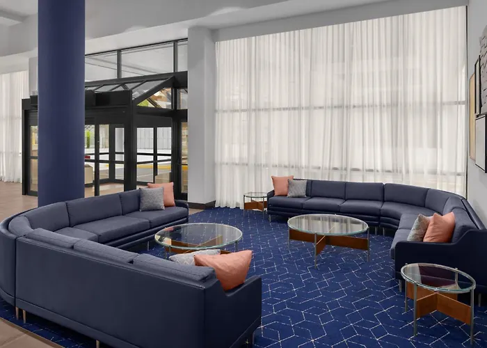 Courtyard By Marriott Center Hotel
