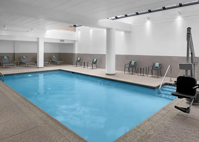 Courtyard By Marriott Center Hotel
