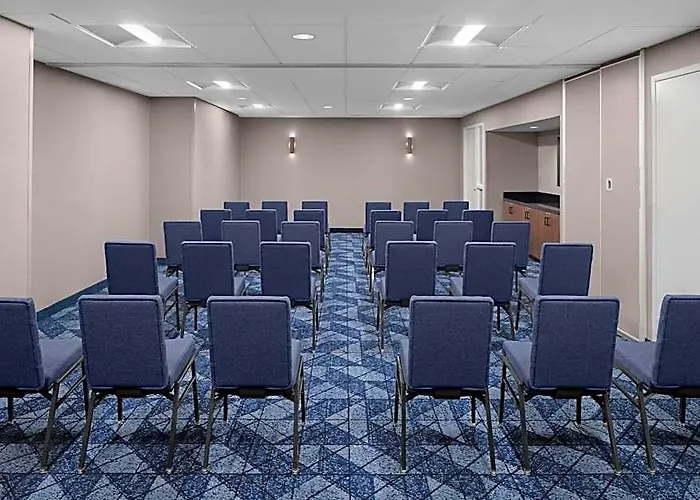 Courtyard By Marriott Center Hotel