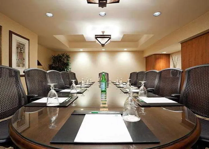 Courtyard By Marriott Center Hotel