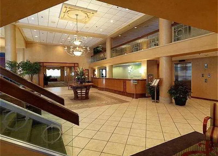 Courtyard By Marriott Center Hotel